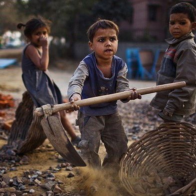 جملات درباره کودک کار؛ 20 جمله غمگین درباره کودکان کار
